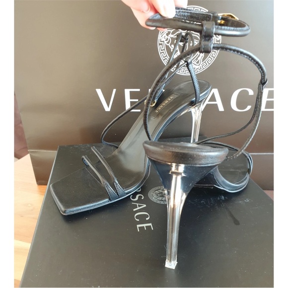 Beautiful versace heels in very good condition - Picture 2 of 5